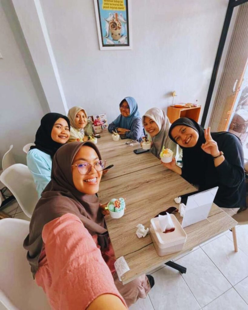 healing terdekat wisata kuliner es krim roll