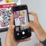 Pengunjung mencoba teknologi AR mencari badge virtual untuk dapat diskon di Yippi Es Krim tanpa aplikasi