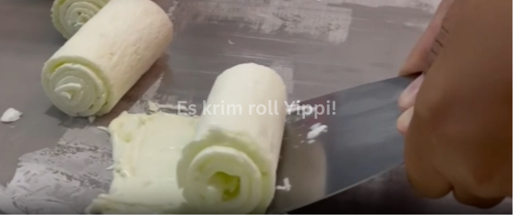 Proses pembuatan es krim roll yang satisfying di Yippi Es Krim, destinasi wisata kuliner Yogyakarta.
