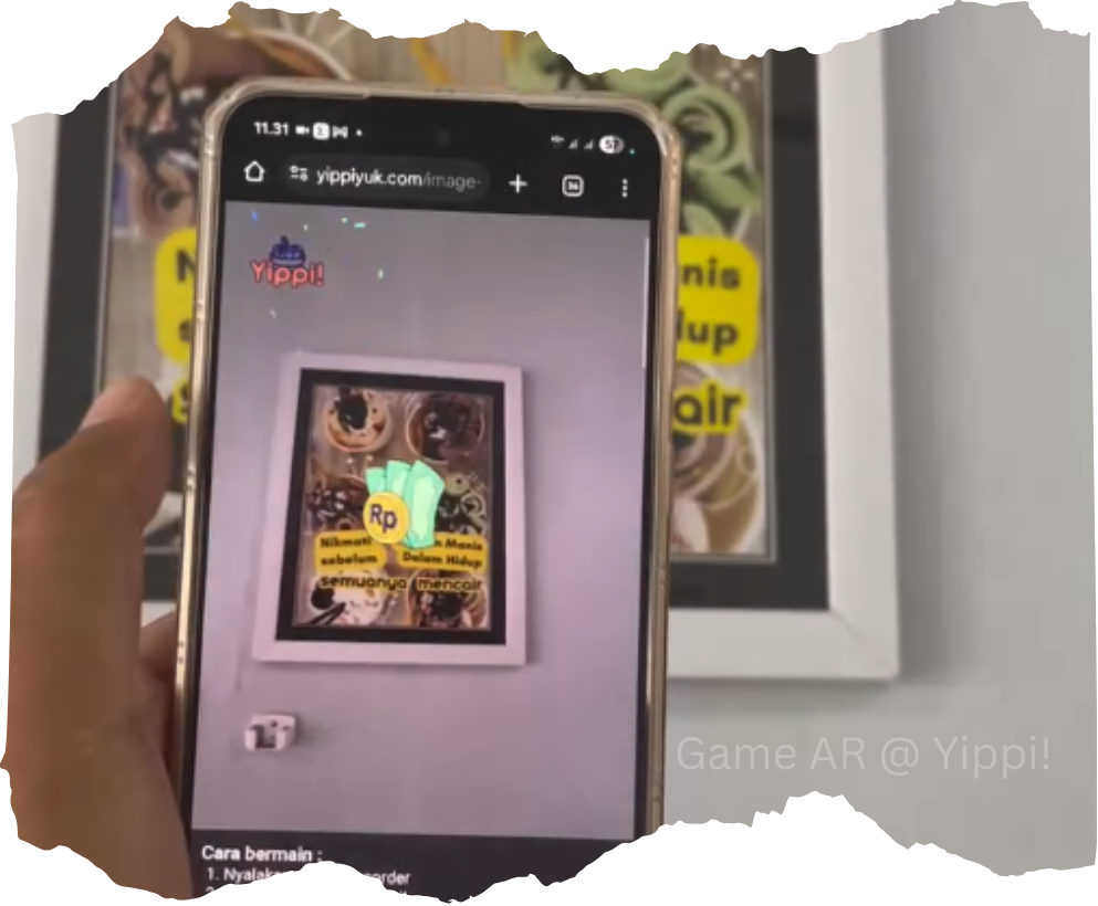 Pengunjung mencoba teknologi AR mencari badge virtual untuk dapat diskon di Yippi Es Krim tanpa aplikasi."